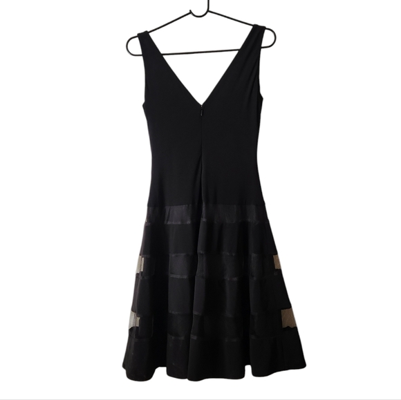 Elegant Black Sleeveless Dress - Picture 4 of 7
